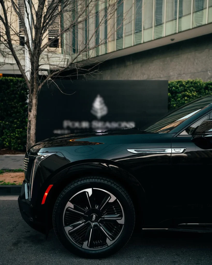 Luxury car service from New Orleans airport to hotel with professional chauffeur