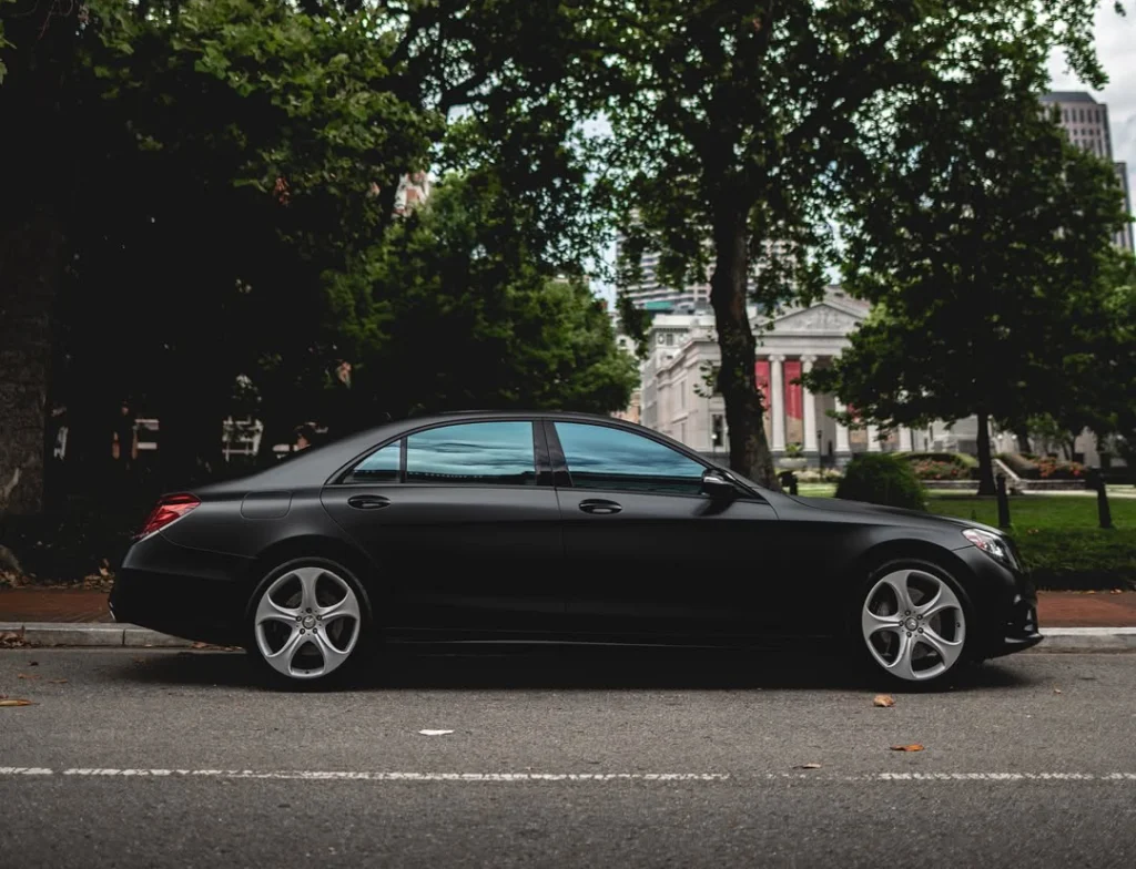 Luxury limo livery service in New Orleans operated by professional chauffeur