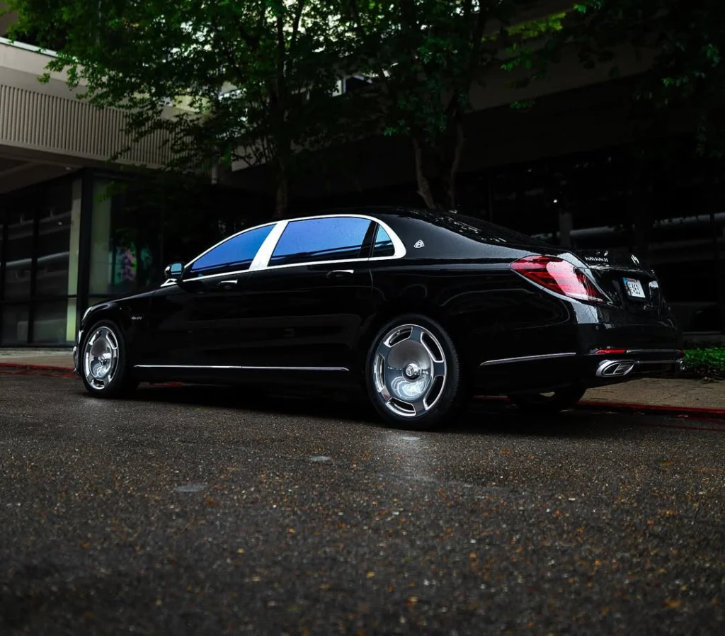 Luxury limousine service in New Orleans Louisiana with a professional chauffeur