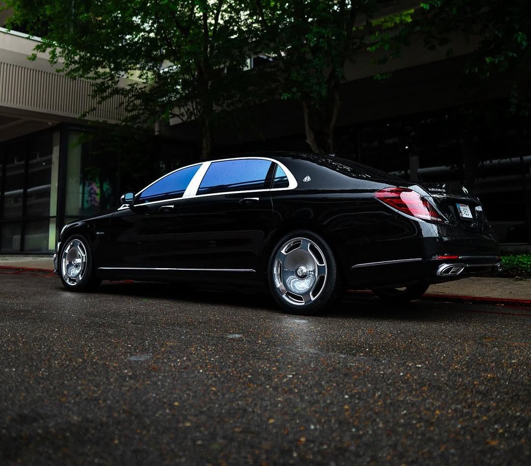 Luxury limousine service in New Orleans Louisiana with a professional chauffeur