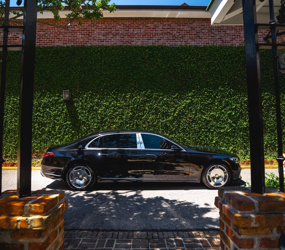 Airport limousine service in New Orleans with a professional chauffeur